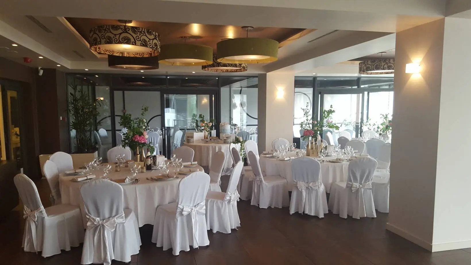 C6 Restoran, caffe i dvorana