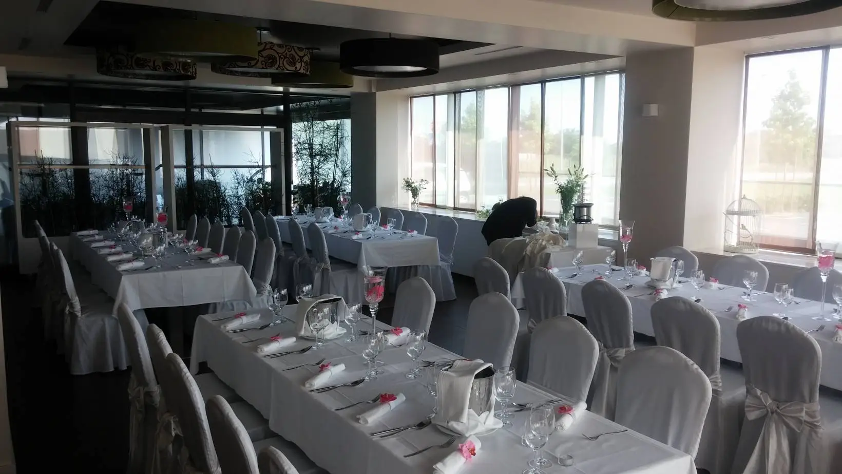 C6 Restoran, caffe i dvorana