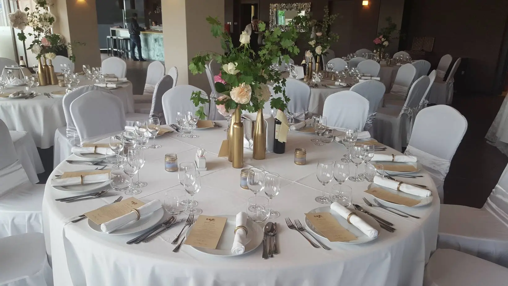 C6 Restoran, caffe i dvorana