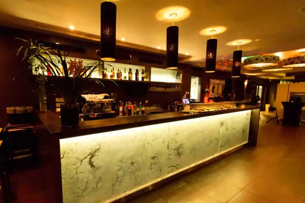 C6 Restoran, caffe i dvorana