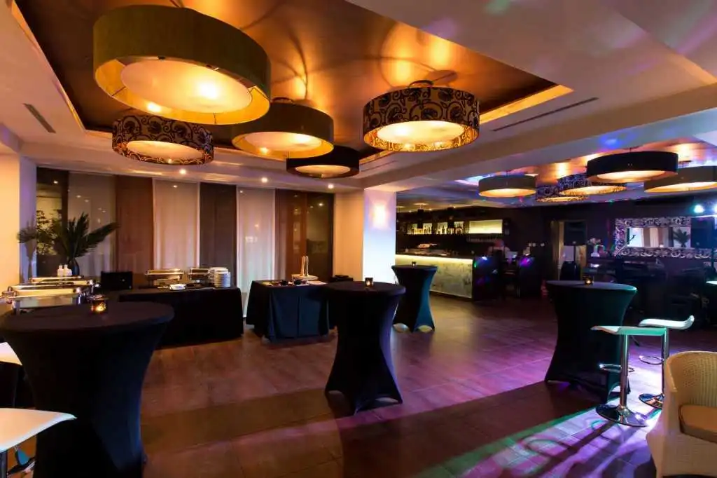 C6 Restoran, caffe i dvorana