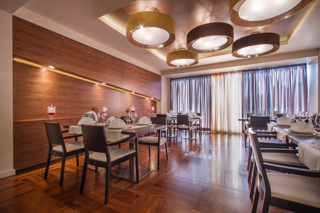 C6 Restoran, caffe i dvorana