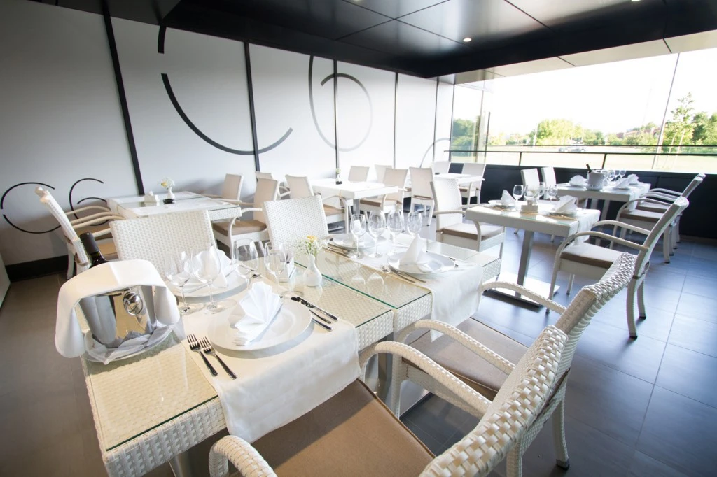C6 Restoran, caffe i dvorana