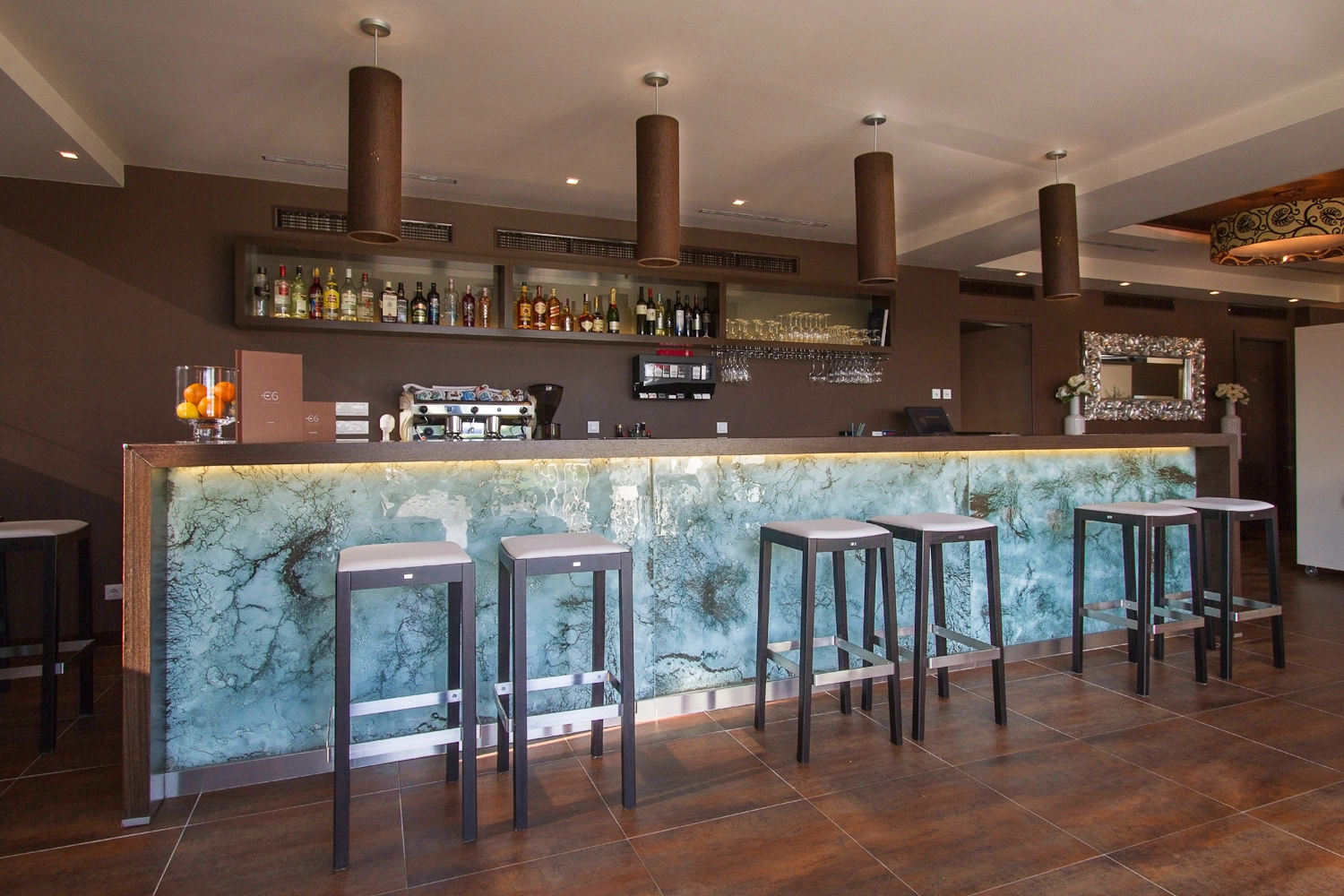 C6 Restoran, caffe i dvorana